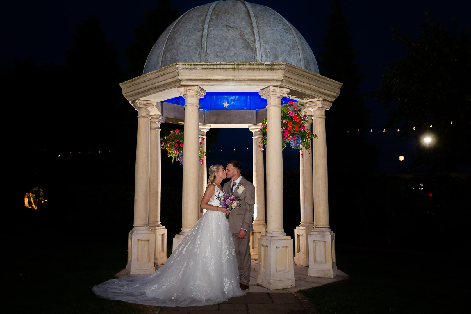 Sophie & Ash wedding kiss